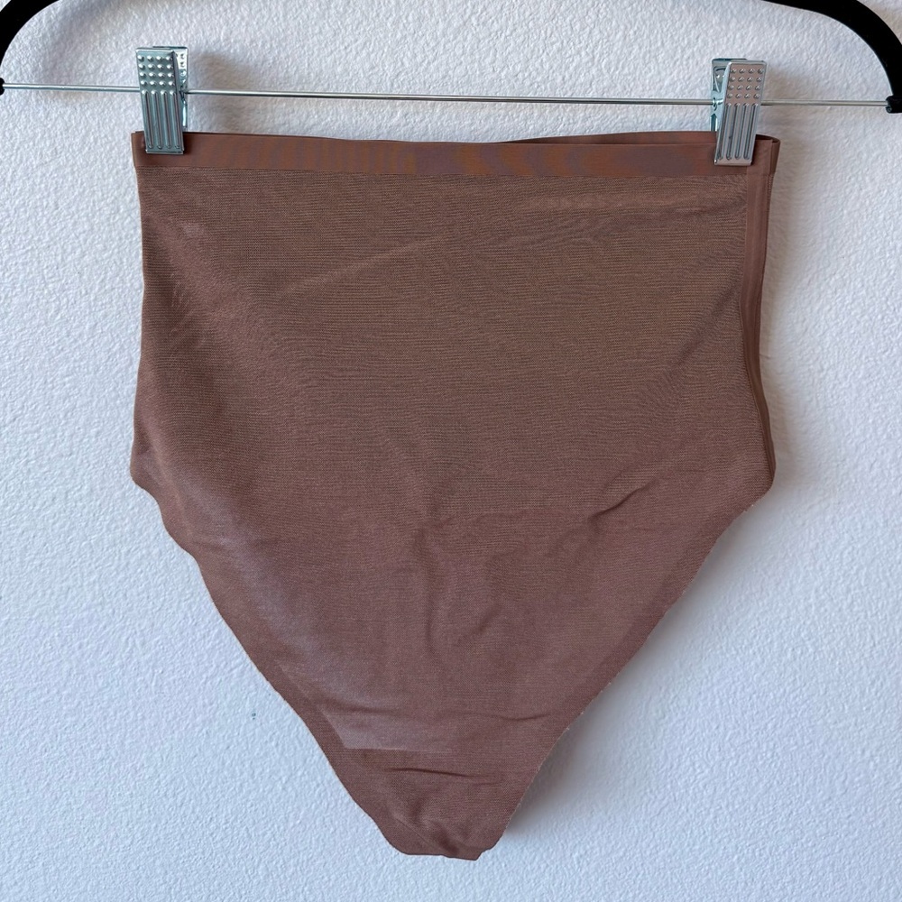 🌷NWOT SKIMS Summer Sheer Sculpt Thong Shapewear in Jasper - Picture 2 of 7
